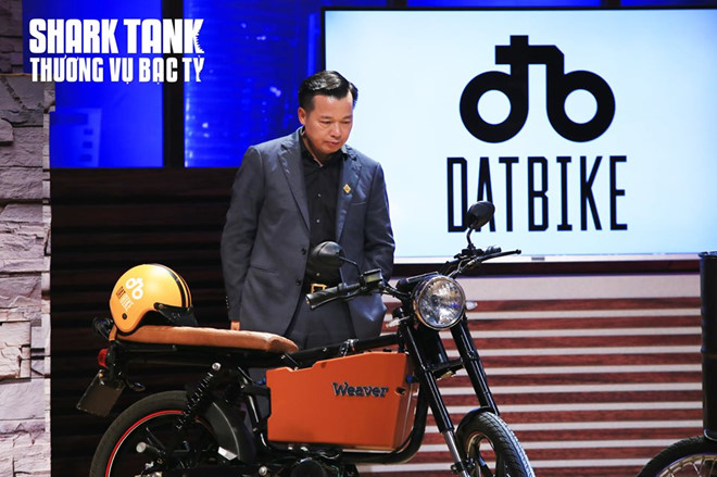 Shark Việt cảm thấy toát mồ hôi với màn trình diễn xe máy điện Shark Việt cảm thấy toát mồ hôi với màn trình diễn xe máy điện