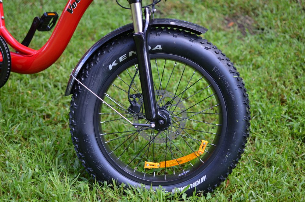 Chiếc xe sử dụng lốp béo an toàn Chiếc xe sử dụng lốp béo an toàn