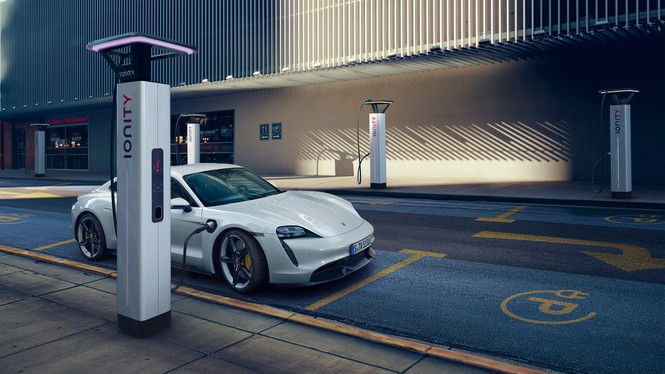 Taycan có khả năng sạc siêu nhanh với bộ sạc 270 kW Taycan có khả năng sạc siêu nhanh với bộ sạc 270 kW