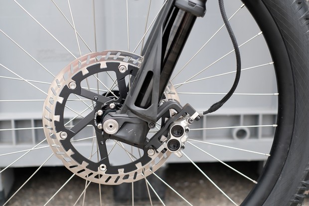 Các cánh quạt lớn, đĩa nổi và bốn calipers có khả năng cần thiết để ngăn chặn hành vi nặng 34kg Các cánh quạt lớn, đĩa nổi và bốn calipers có khả năng cần thiết để ngăn chặn hành vi nặng 34kg