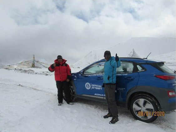 Kona Electric leo lên đến đỉnh Saula Himal với độ cao 5.731 m trong ngày 8 – 1