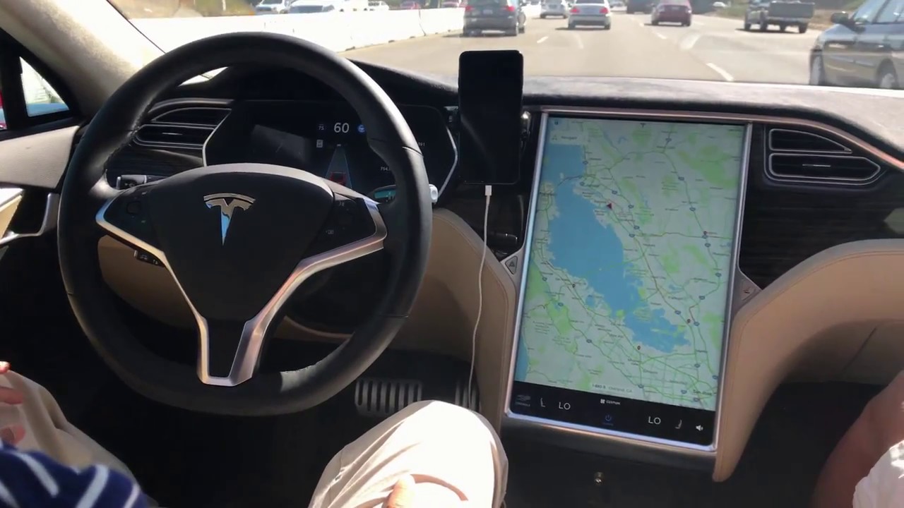 Hệ thống máy tính trên xe điện Tesla giúp phương tiện duy trì sự an toàn