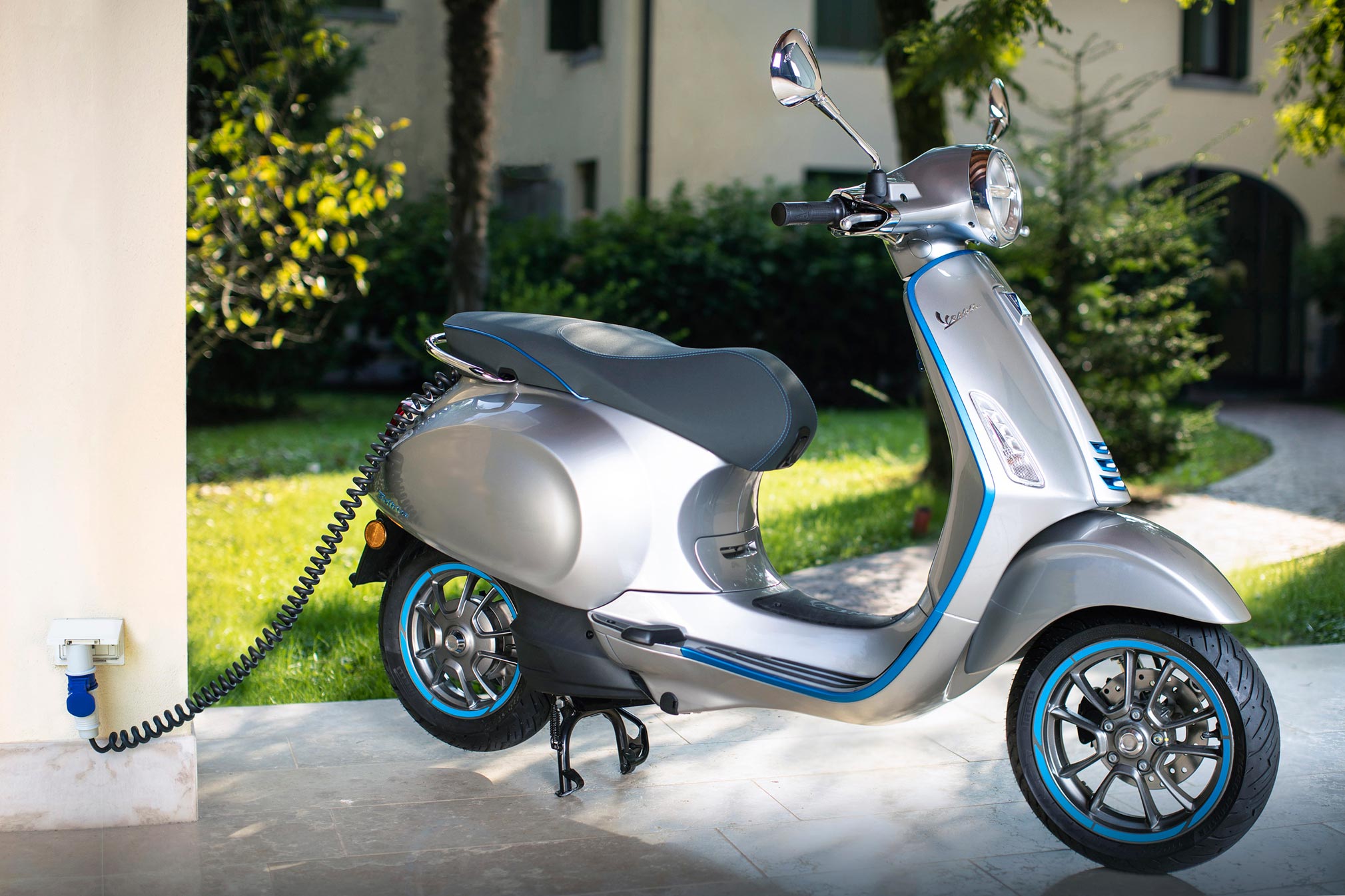 Chỉ mất khoảng 4h có thể sạc đủ năng lượng cho quá trình di chuyển với Vespa Elettrica