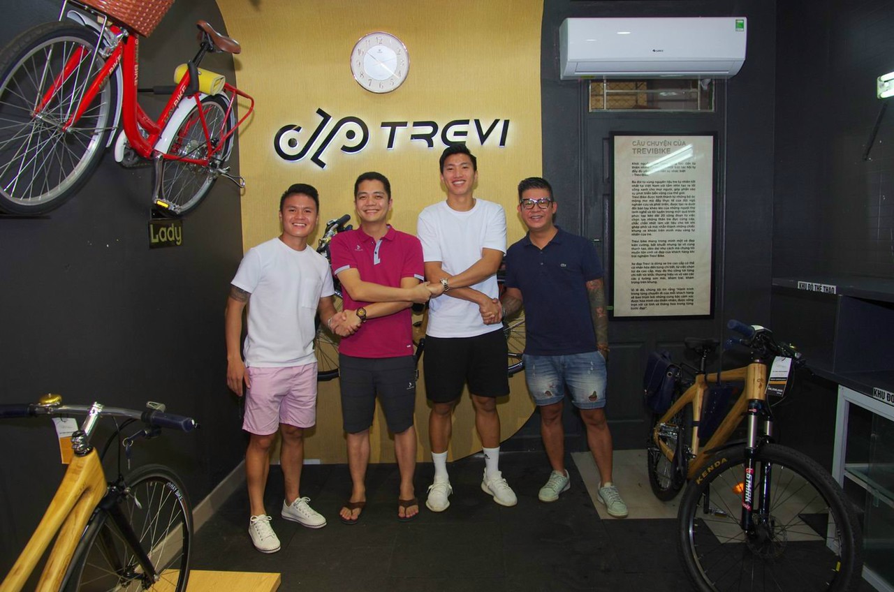 Đoàn Văn Hậu, Quang Hải chụp ảnh cùng CEO Trevi