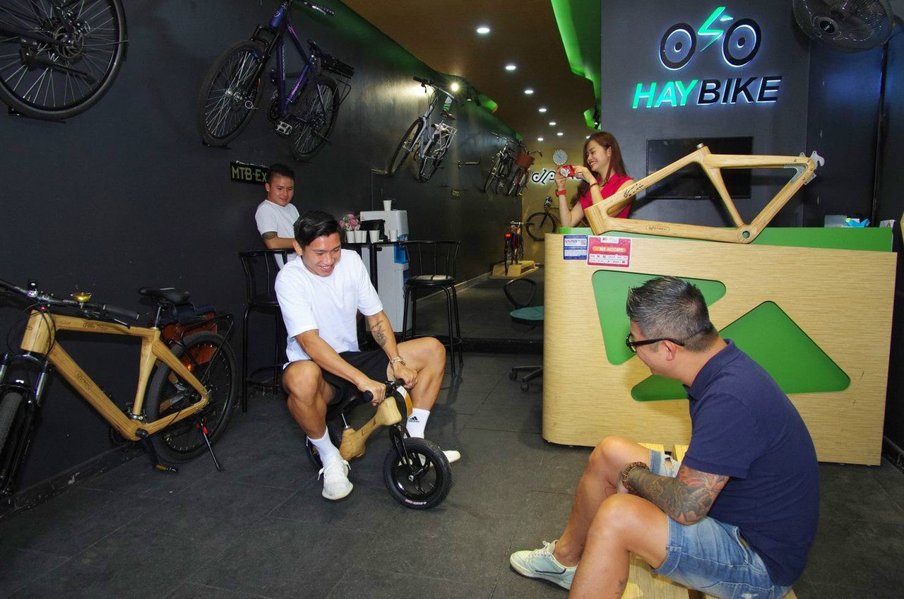 Đoàn Văn Hậu và Quang Hải trải nghiệm xe điện trợ lực Trevi Bike