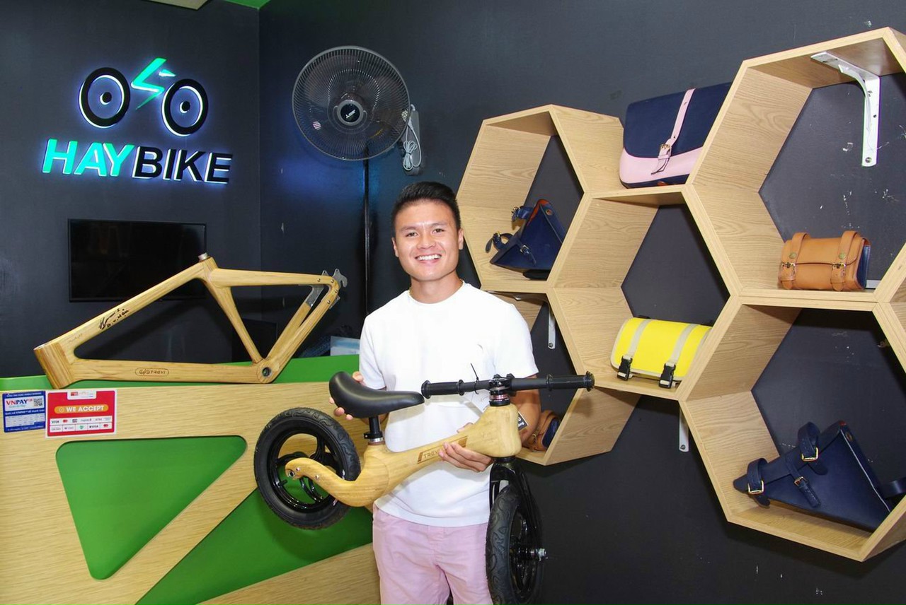 Quang Hải tạo dáng với chiếc xe Trevi Kid