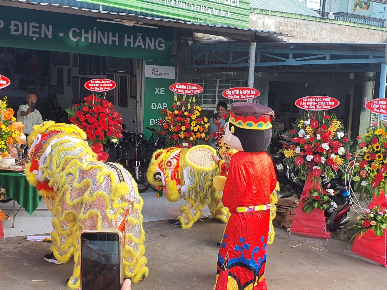Nhà phân phối độc quyền Lộc Phát nhận được nhiều lời chúc tốt đẹp với lẵng hoa tươi thắm Nhà phân phối độc quyền Lộc Phát nhận được nhiều lời chúc tốt đẹp với lẵng hoa tươi thắm
