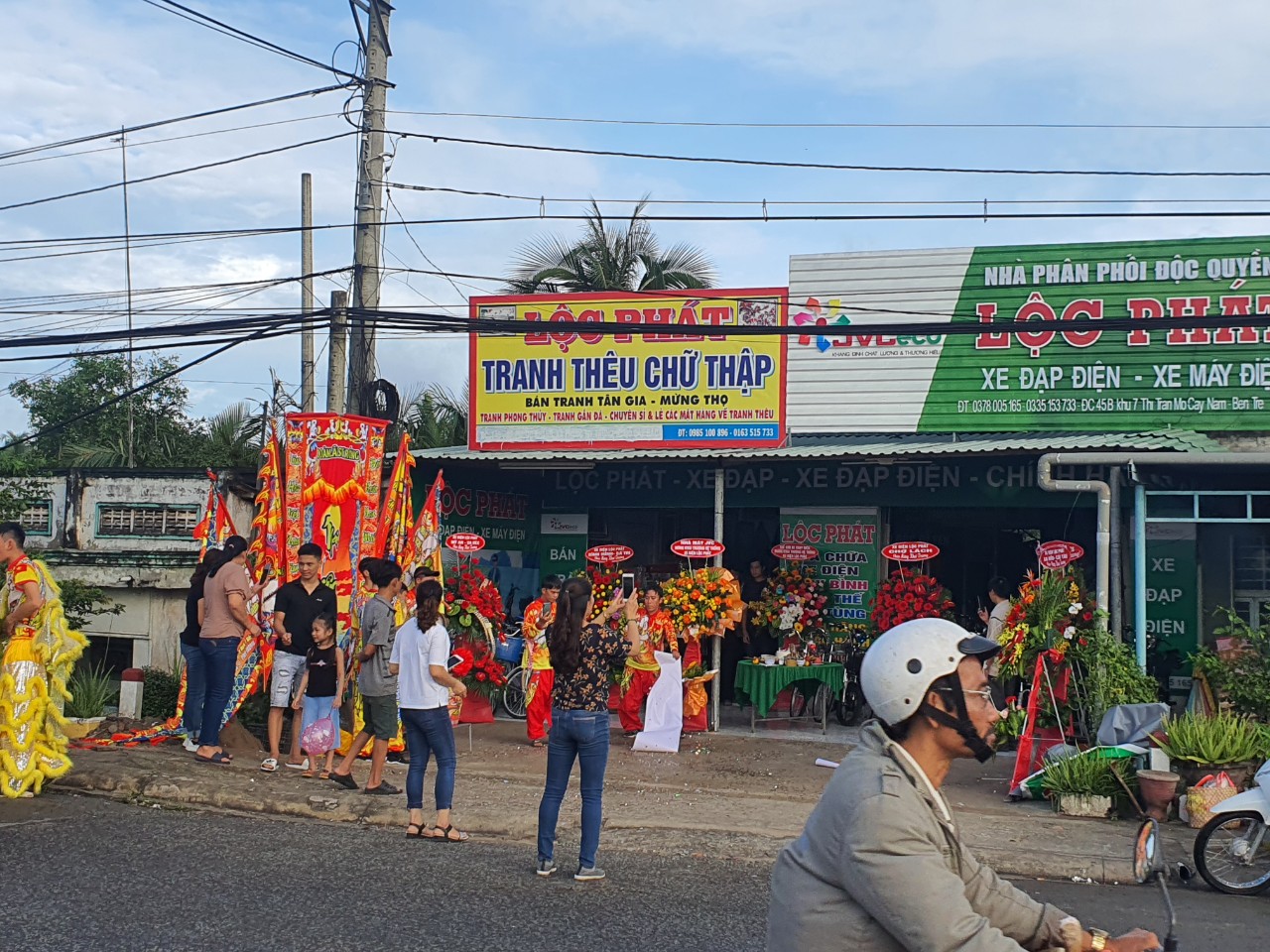Sự kiện khai trương được đông đảo người dân xung quanh hưởng ứng Sự kiện khai trương được đông đảo người dân xung quanh hưởng ứng