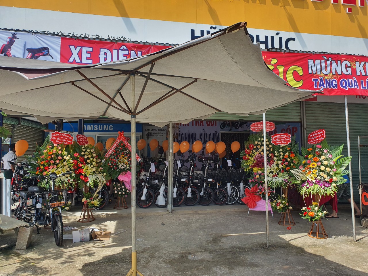Buổi lễ diễn ra thành công với lời chúc cùng lẵng hoa tươi tắn của đông đảo khách hàng/đối tác… Buổi lễ diễn ra thành công với lời chúc cùng lẵng hoa tươi tắn của đông đảo khách hàng/đối tác…