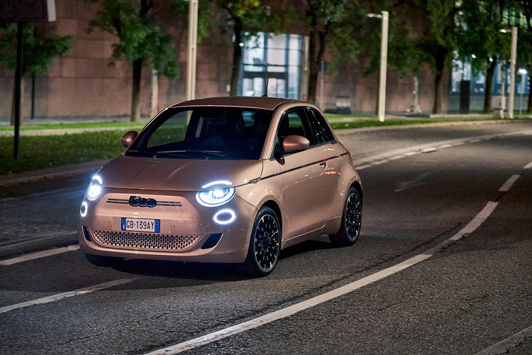 Fiat 500 3+1 di chuyển được 320 km/lần sạc có giá bán từ 394 triệu đồng