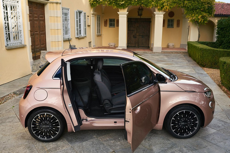 Fiat 500 3+1 được trang bị thêm cánh cửa thứ 3 mở phía sau ngay bên hành khách.
