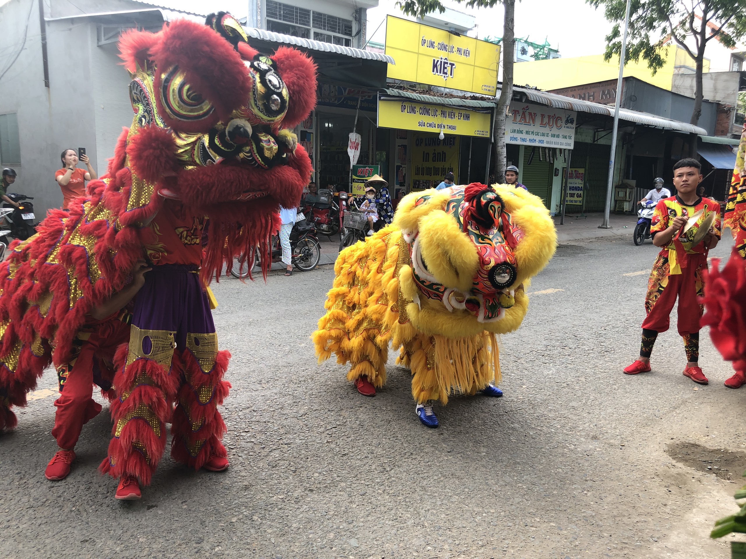 Màn múa Lân Sư Rồng thu hút được đông đảo khách hàng quan tâm