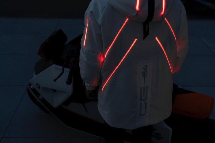 Áo khoác tích hợp đèn LED giúp người lái BMW Definition CE04 tăng tính nhận diện vào ban đêm