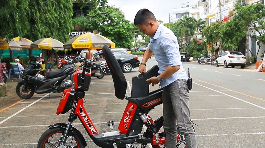 Bình xe nằm dưới yên xe