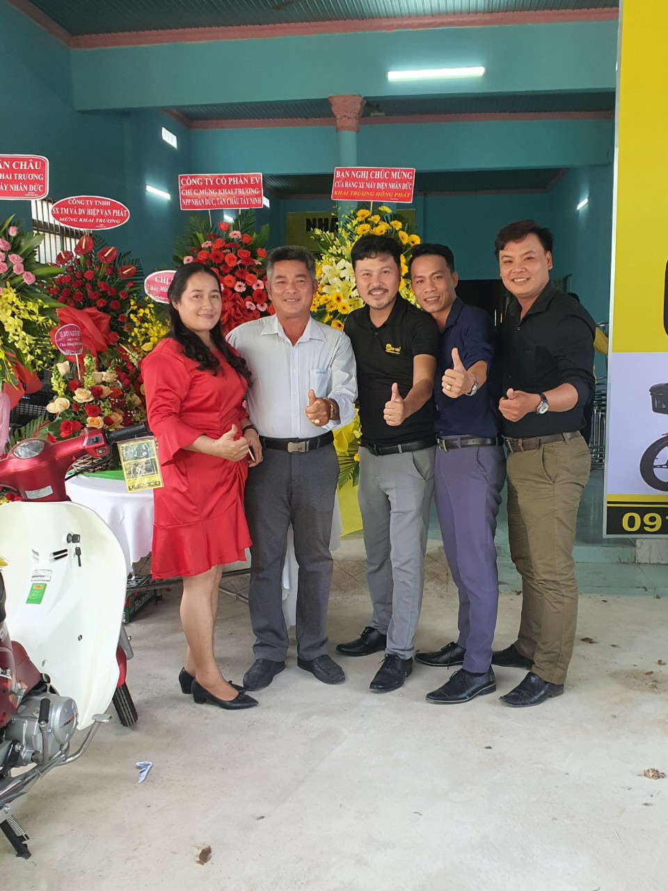 Chủ đại lý chụp hình cùng với đối tác Chủ đại lý chụp hình cùng với đối tác