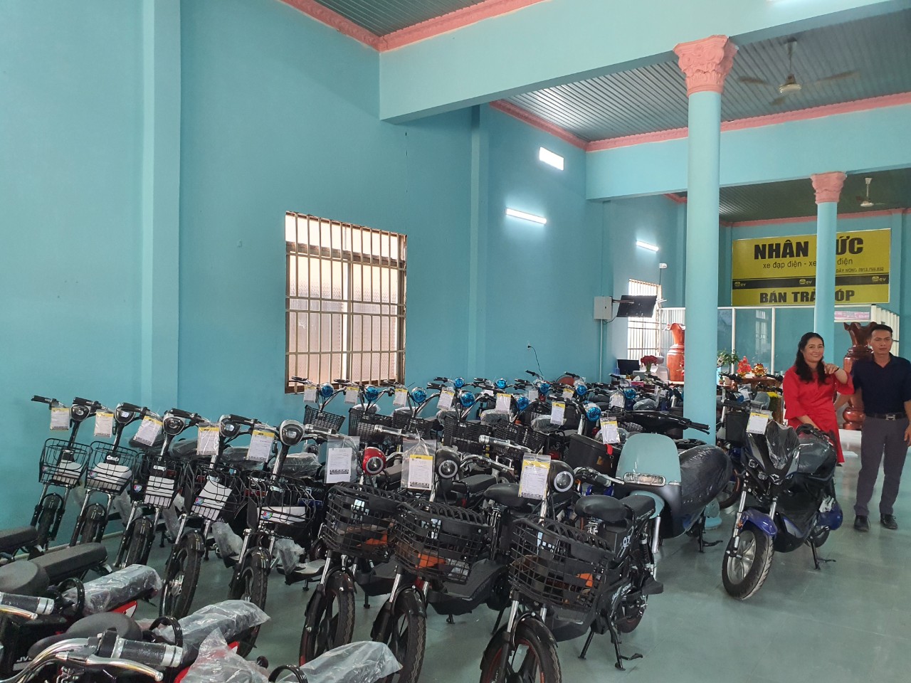 Hàng trăm chiếc xe điện được bày biện ngay ngắn trong đại lý Hàng trăm chiếc xe điện được bày biện ngay ngắn trong đại lý