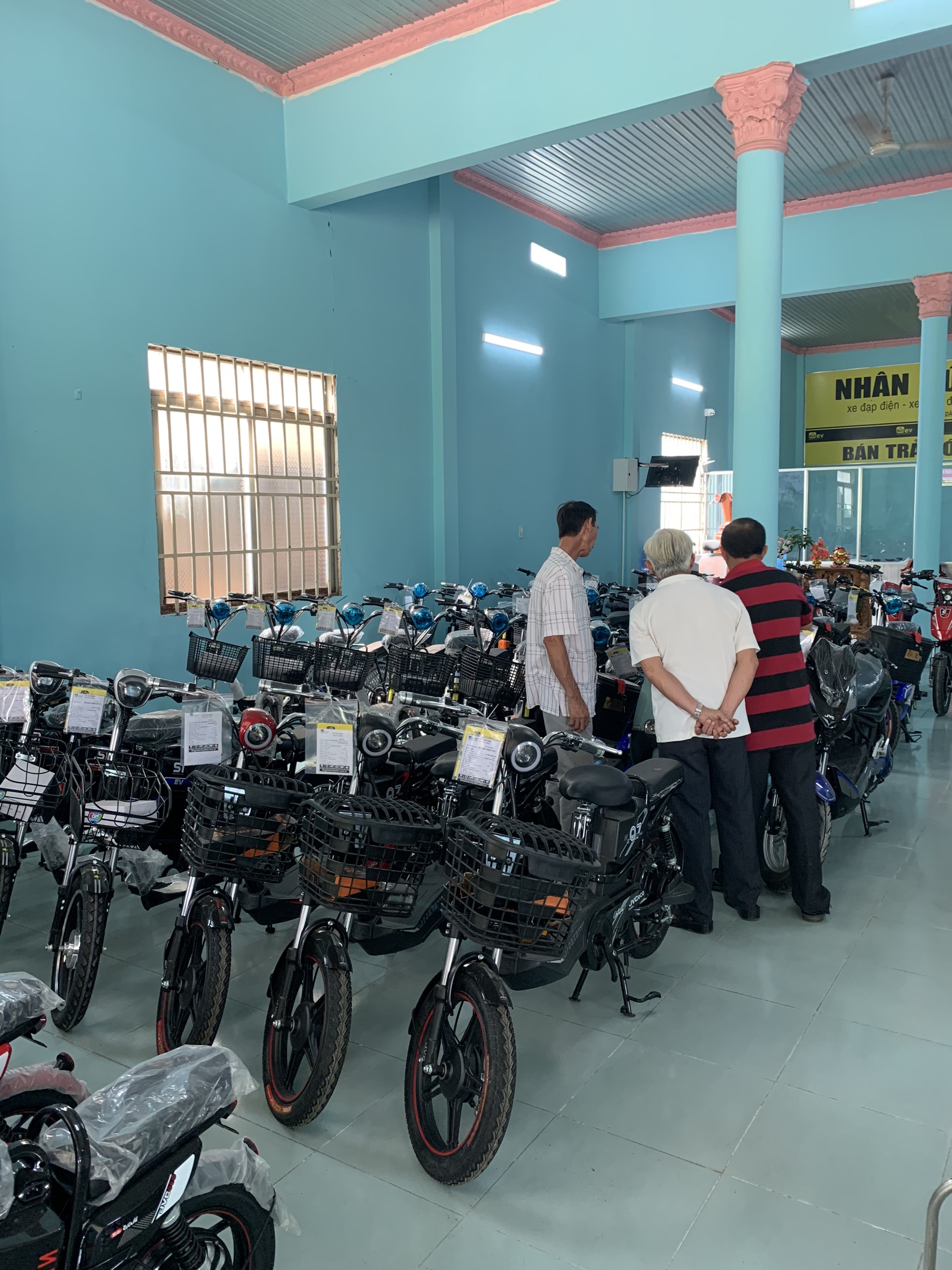 Khách hàng tham quan xe đạp điện tại Nhân Đức Khách hàng tham quan xe đạp điện tại Nhân Đức