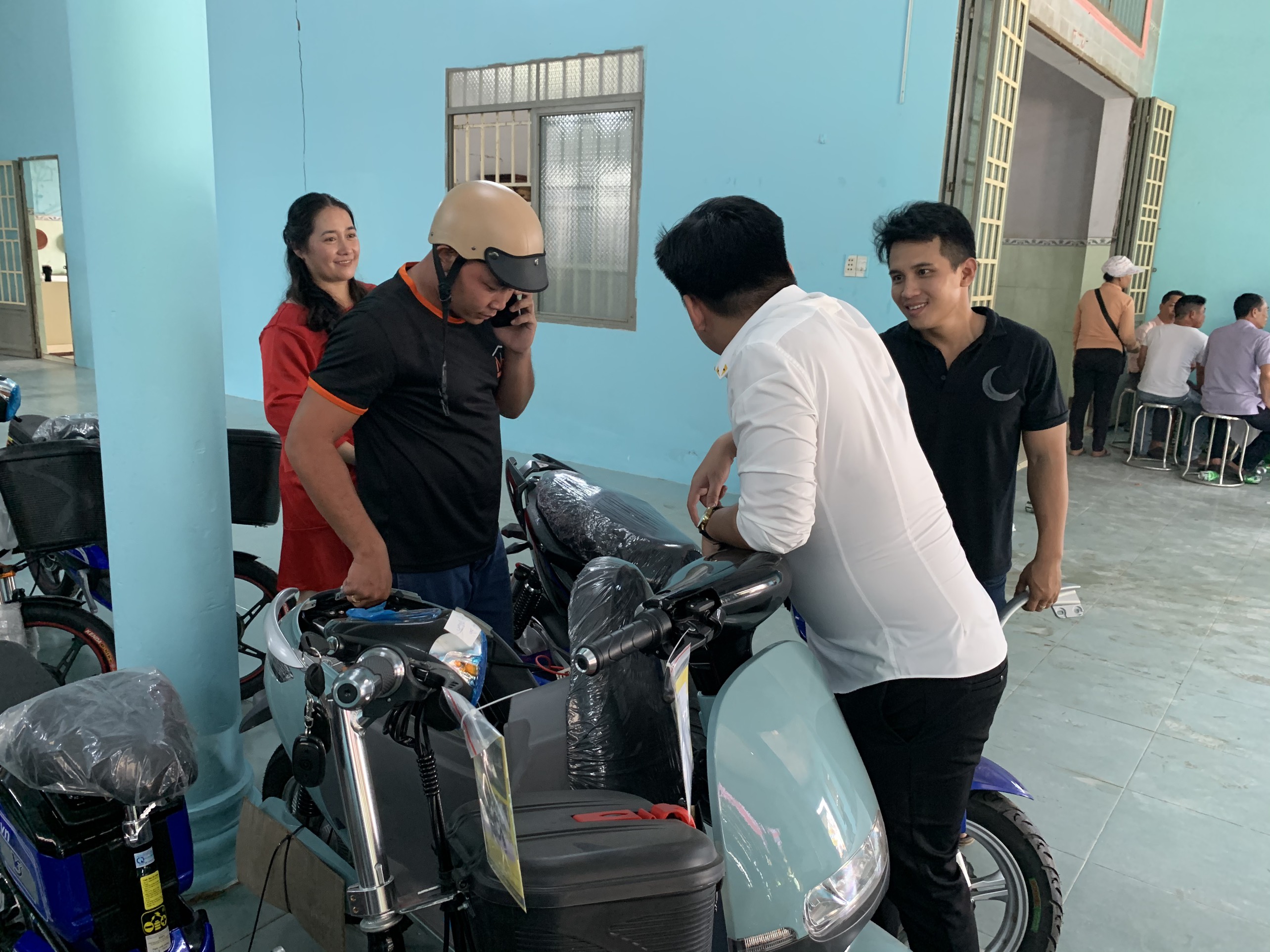 Nhân viên tư vấn xe điện cho khách Nhân viên tư vấn xe điện cho khách