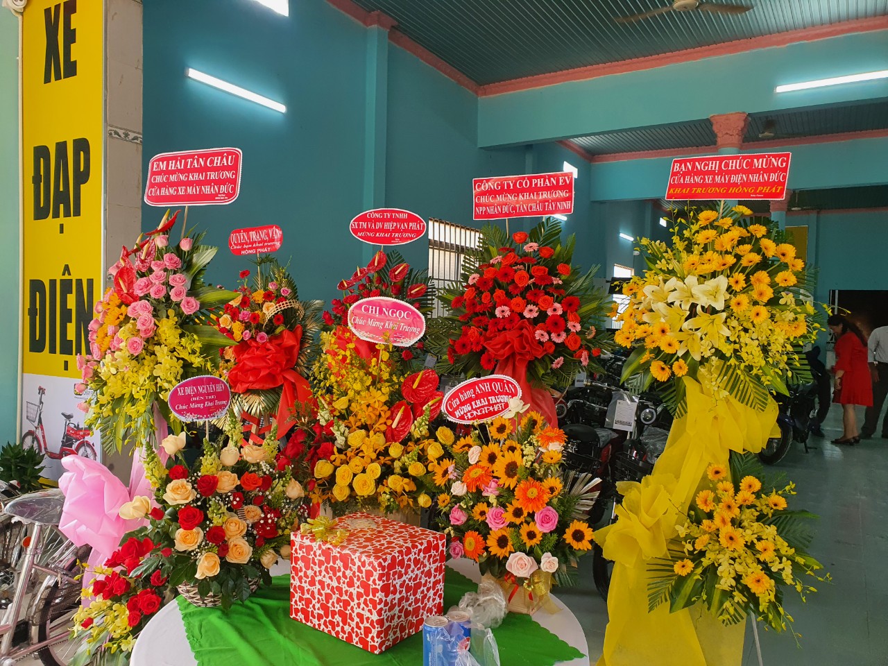 Những lẵng hoa tươi tắn thay cho lời chúc may mắn, thành công Những lẵng hoa tươi tắn thay cho lời chúc may mắn, thành công