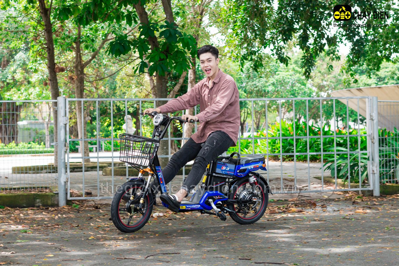 Giỏ xe rộng rãi thuận lợi cho việc để cặp sách mỗi khi đi học