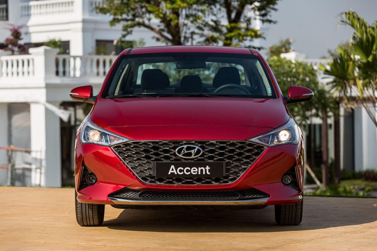 Hyundai Accent 2021 được trang bị bộ lưới tản nhiệt có hình thang ngược làm từ khối hình học dạng mắc xích táo bạo, cá tính