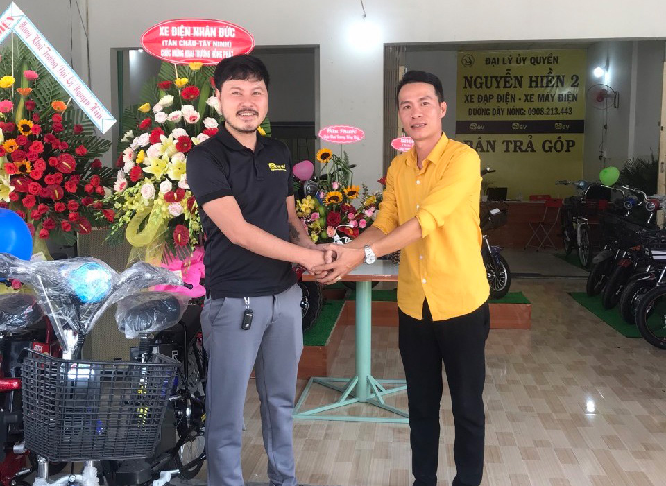 Đại diện của Thế Giới Xe Chạy Điện đã xuống dự, tặng hoa và hỗ trợ Nguyễn Hiền 2 nhân sự kiện quan trọng này