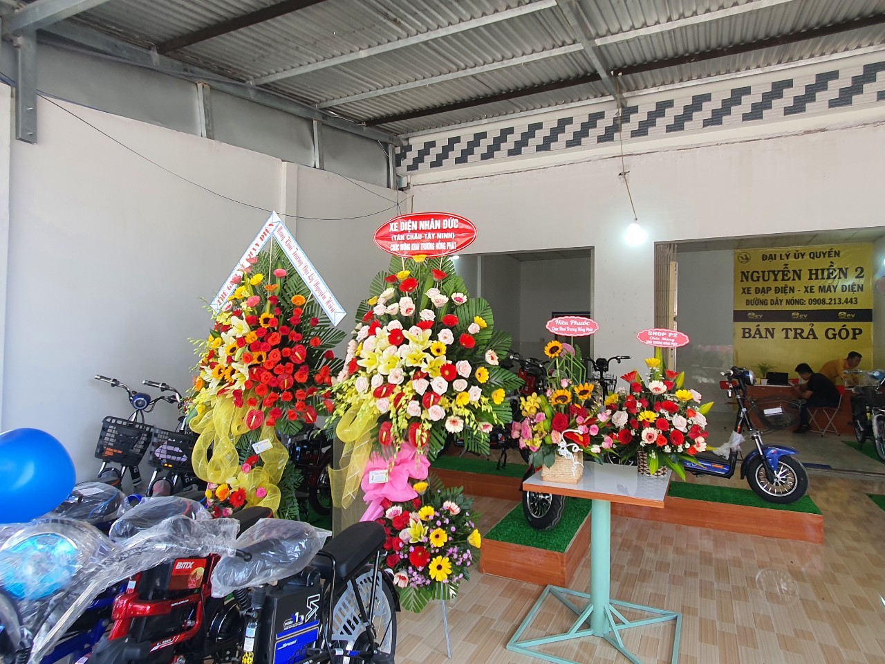 Lẵng hoa sắc màu thay cho lời chúc may mắn, thành công tốt đẹp từ đối tác, khách hàng