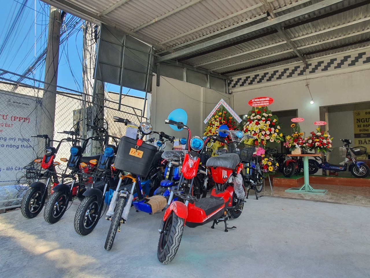 Những chiếc xe đạp điện, xe máy điện được trưng bày đẹp mắt