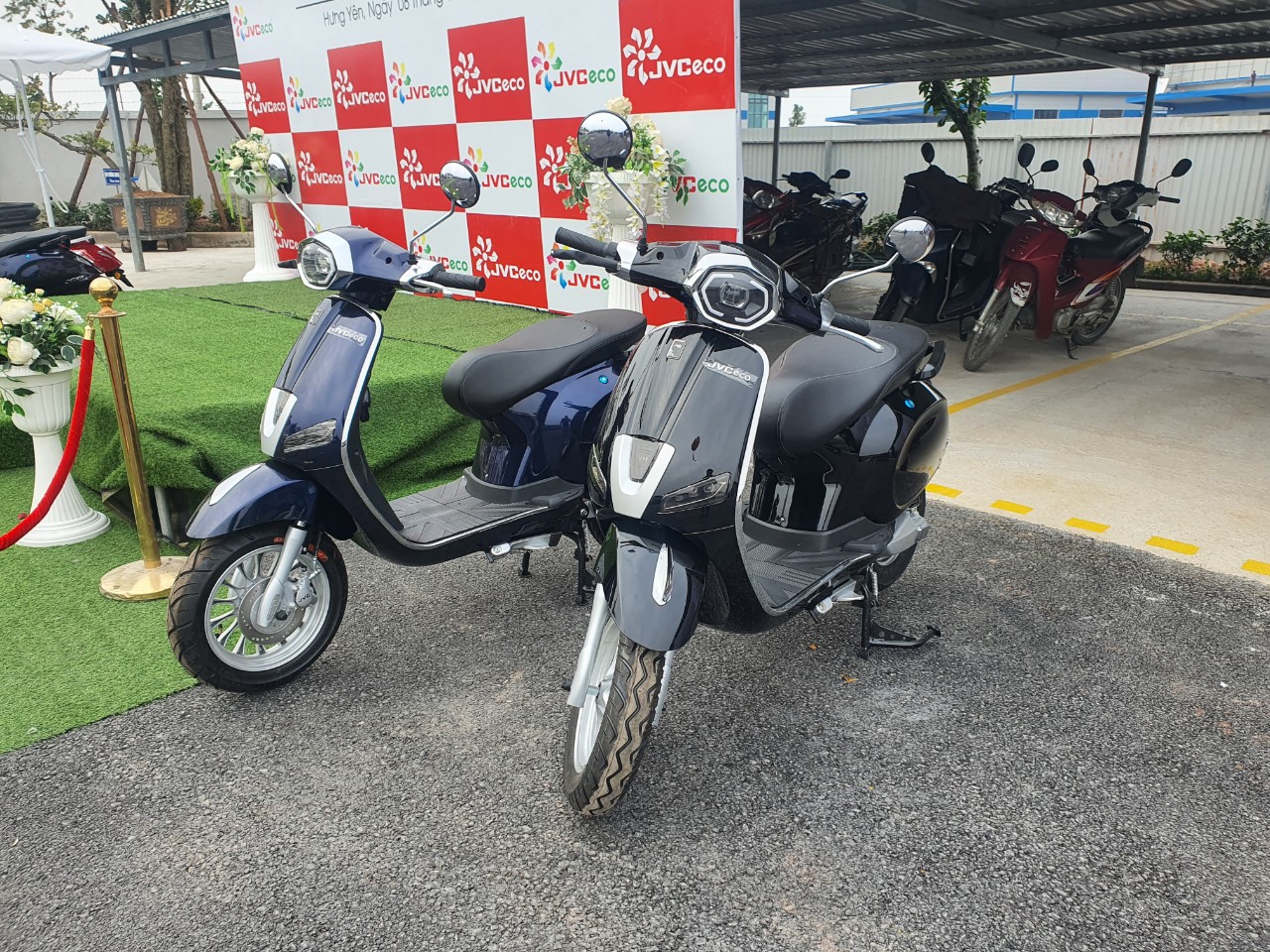 Yên xe thiết kế kéo dài, cốp lớn bảo vệ đồ đạc dễ dàng khi trời mưa
