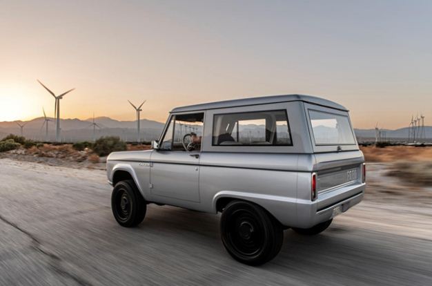 Ford Bronco với thiết kế cổ điển của Mỹ cũng đang làm thị trường thêm sôi động