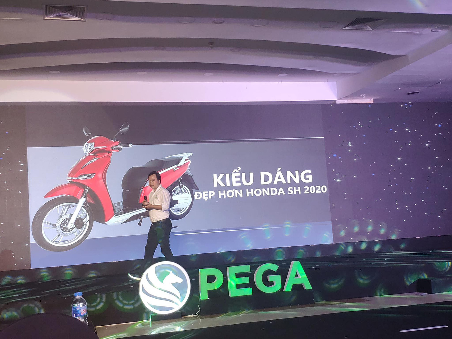 Màn so sánh giữa hai dòng xe chạy PEGA ESP và Honda SH