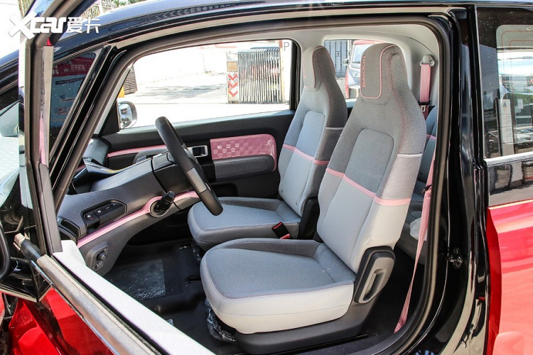 Nội thất của Baojun E300 cũng có phần điên rồ gần như ngoại thất