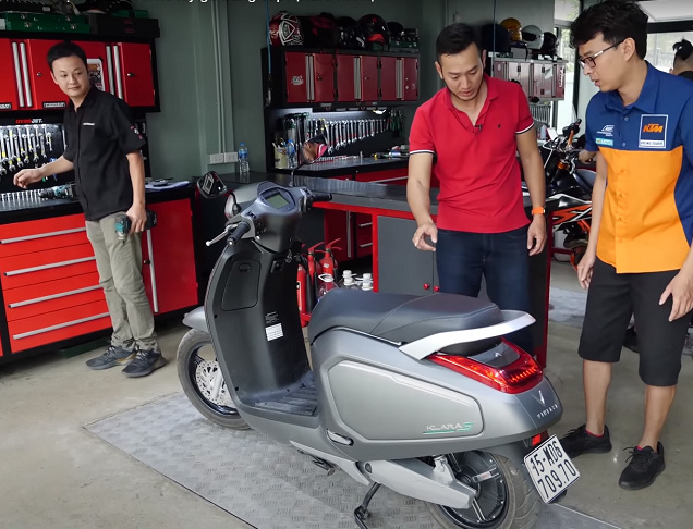 Chi tiết thân vỏ trên KlaraS cùng với Honda Lead đều được làm bởi nhựa ABS cao cấp