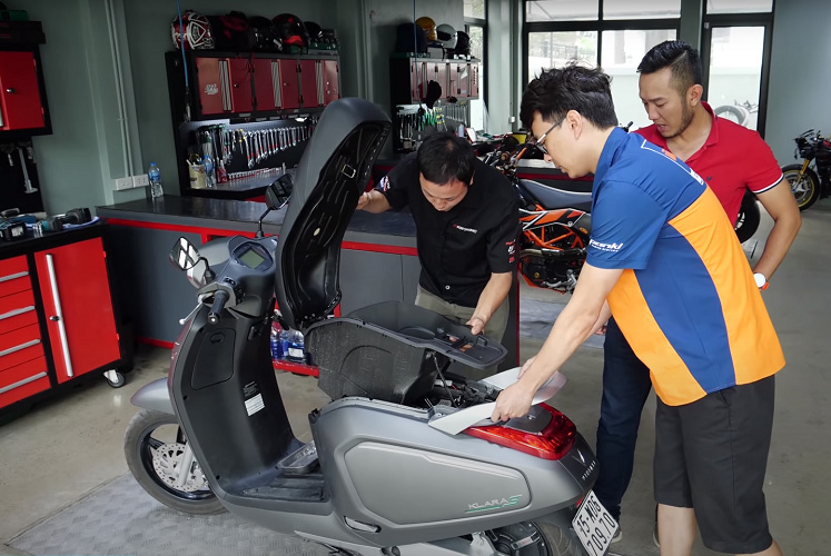 Tay dắt của KlaraS với Honda Lead đều được làm từ chất liệu kim loại chắc chắn