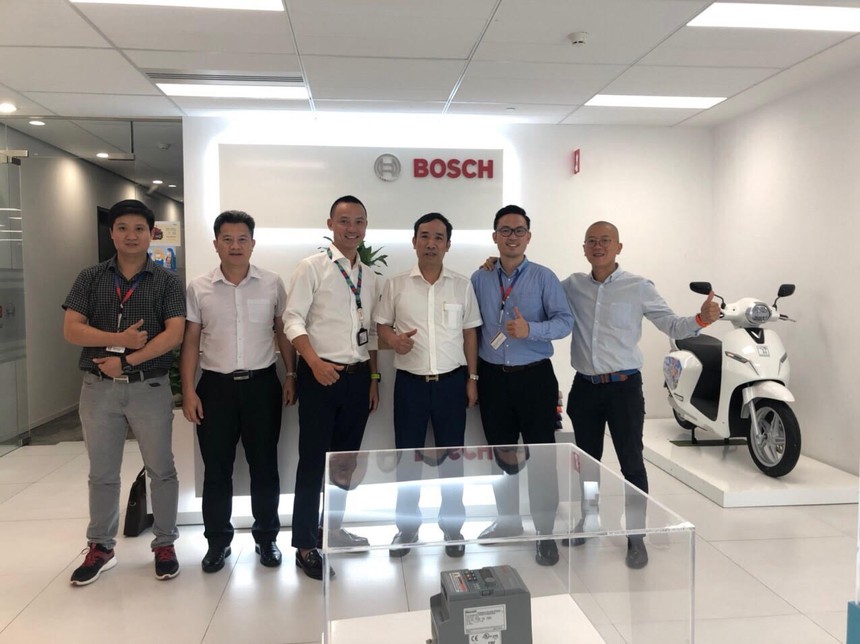 Ông Hoàng Mạnh Tân (thứ tư từ trái sang phải) trong buổi làm việc với Tập đoàn BOSCH - Đức để chuẩn bị cho việc sản xuất xe máy điện
