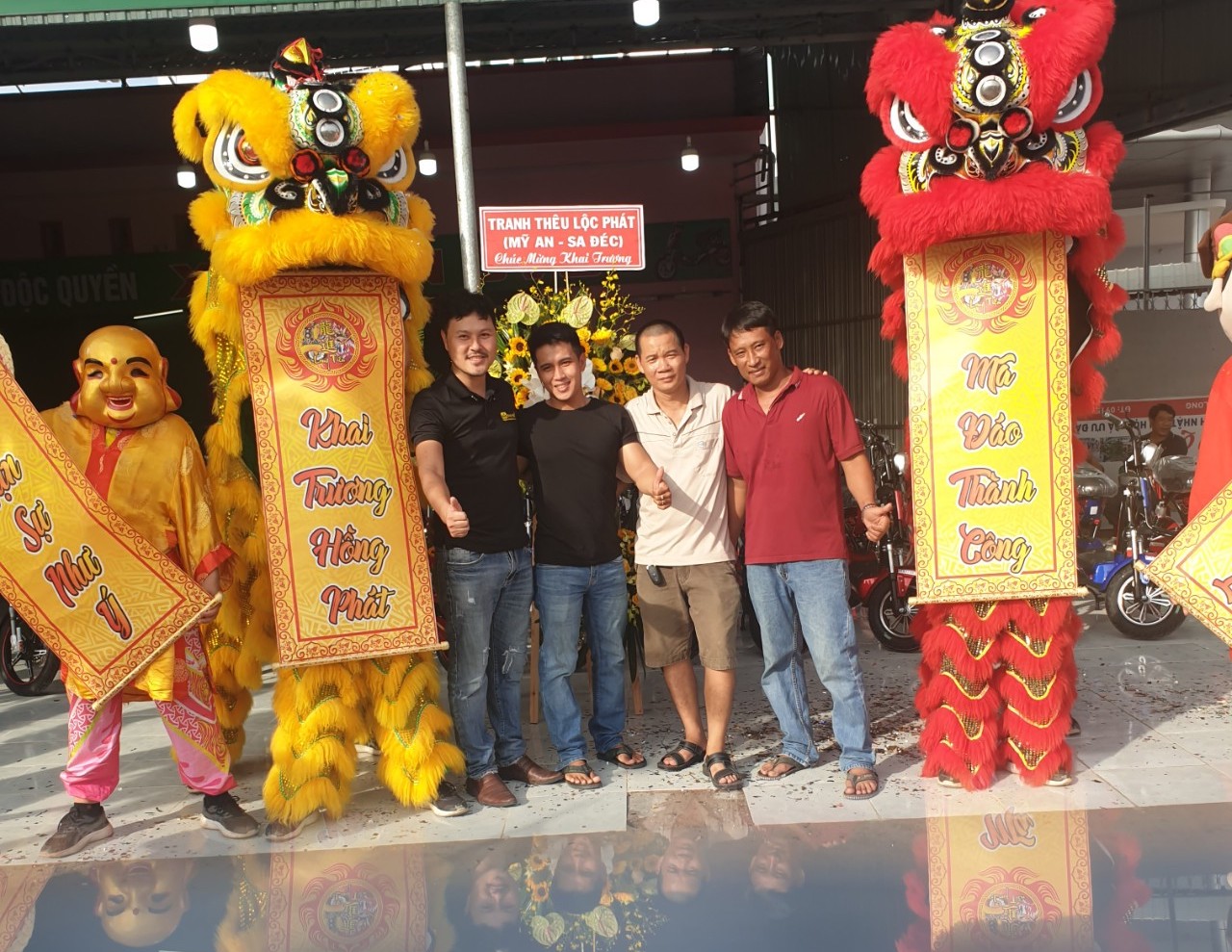 Buổi lễ được tổ có sự tham gia của đại diện Thế Giới Xe Chạy Điện, cùng nhiều hệ thống xe điện khác Buổi lễ được tổ có sự tham gia của đại diện Thế Giới Xe Chạy Điện, cùng nhiều hệ thống xe điện khác