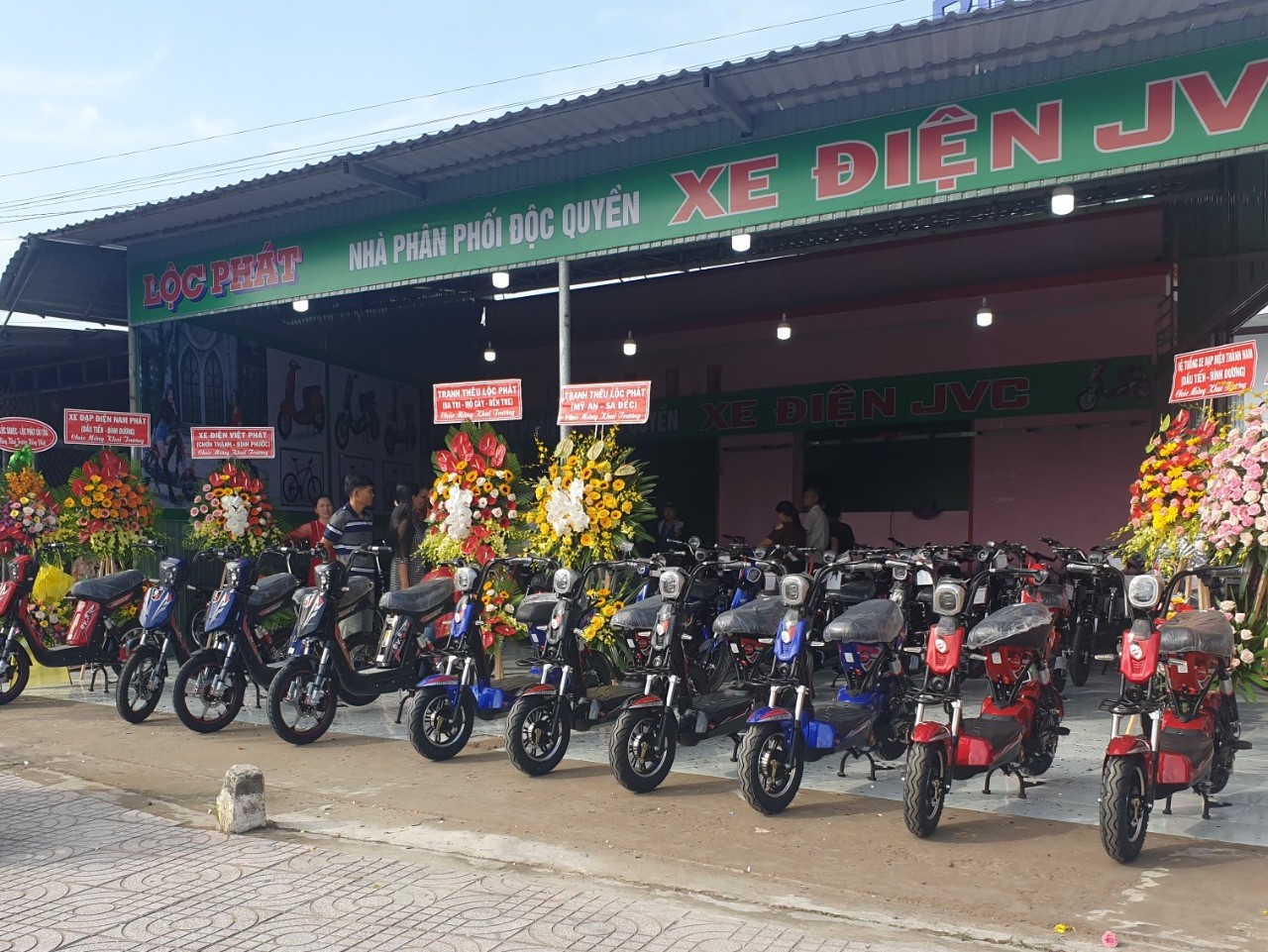 Tưng bừng khai trương đại lý xe điện Lộc Phát tại Bình Minh Tưng bừng khai trương đại lý xe điện Lộc Phát tại Bình Minh
