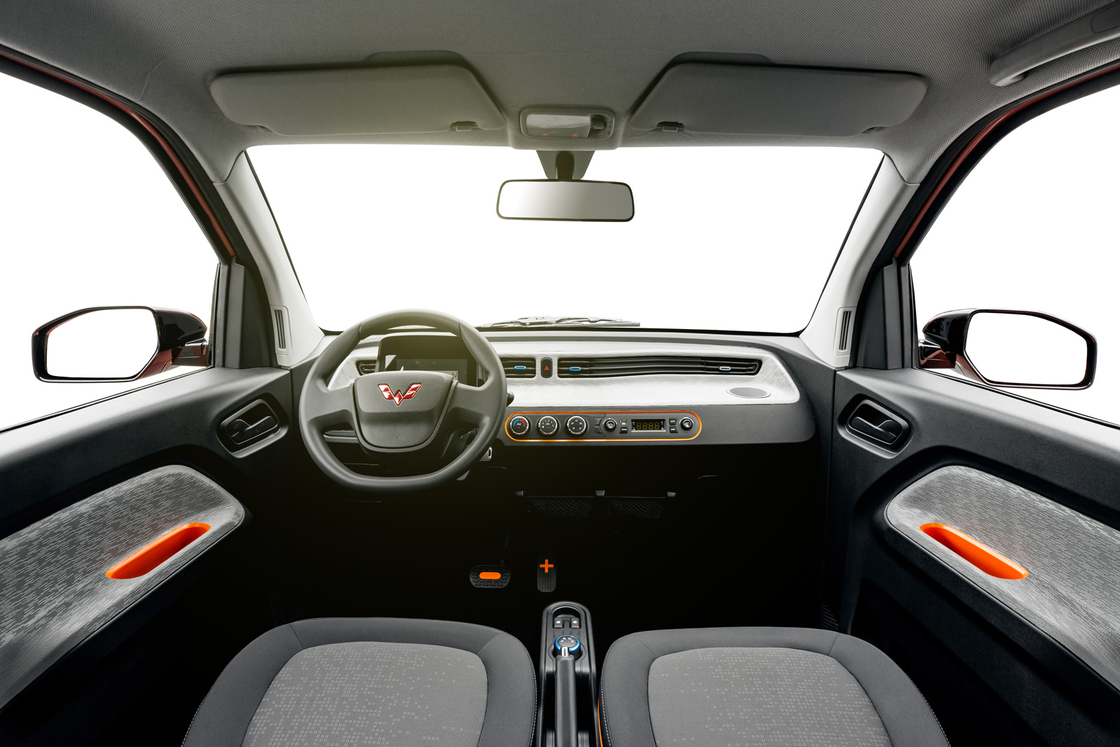 Hongguang MINI EV 2020 có 2 chân ga được điền “+” và “–” trông khá thú vị
