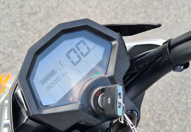 Màn hình LCD của Xmen Neo có độ nét cao, màu sắc đơn, hiển thị đầy đủ thông tin