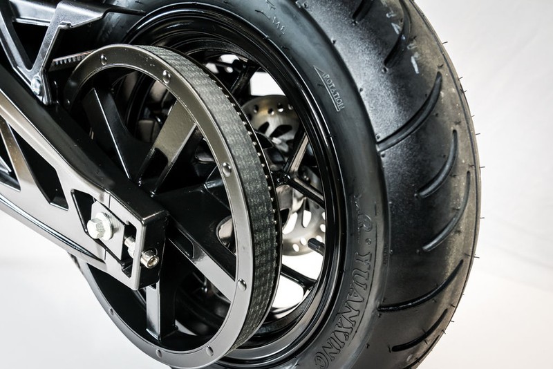 City Slicker dùng bánh xe 12 inch, với lốp 110/70/12 ở phía trước và 120/70/12 ở phía sau