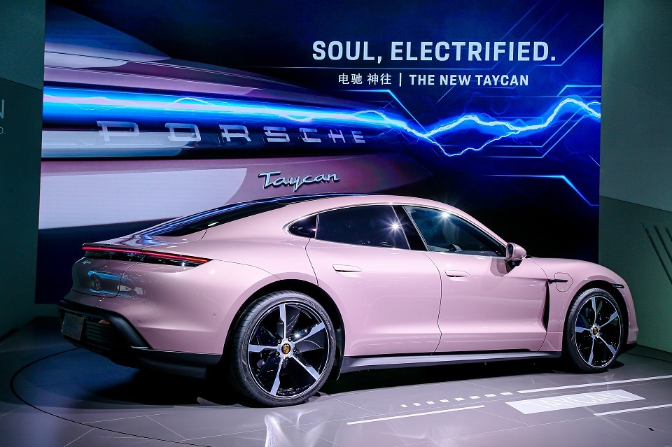 Porsche Taycan RWD 2020 có mức giá khởi điểm từ 2,93 tỷ đồng