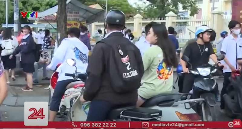 Sau giờ tan trường nhiều bạn học sinh vô tư đi xe máy, xe điện mà không đội mũ bảo hiểm