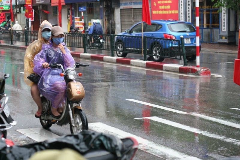 Không nên đi xe điện vào trời mưa