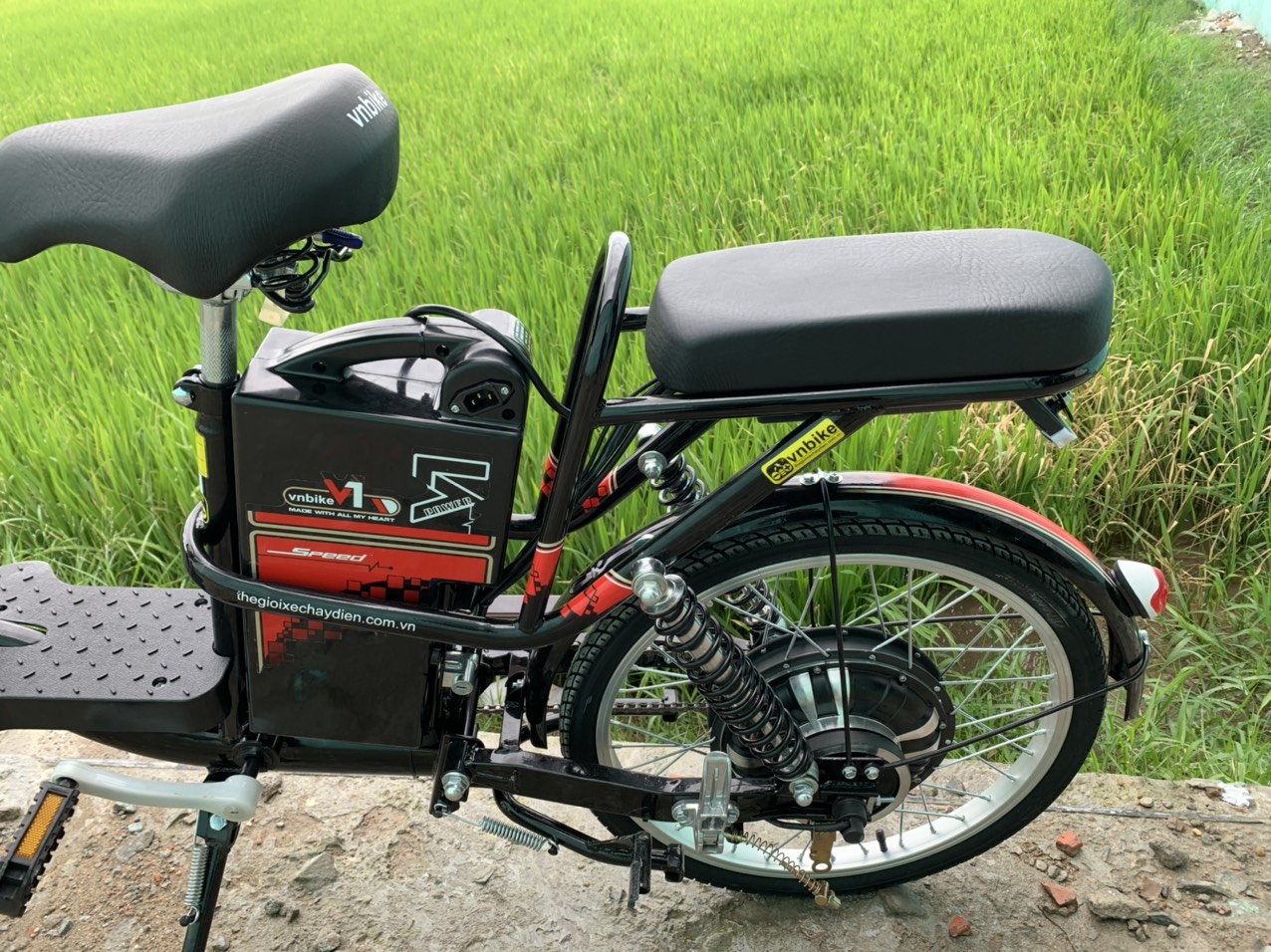 Phuộc nhún sau giúp tạo nên được độ nhún êm ái, vững chắc, không bị xóc khi ngồi nhúng