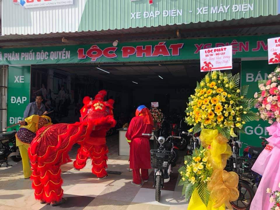 Mở đầu buổi khai trương là màn múa Sư Rồng với không khí không khí náo nhiệt, rộn ràng Mở đầu buổi khai trương là màn múa Sư Rồng với không khí không khí náo nhiệt, rộn ràng