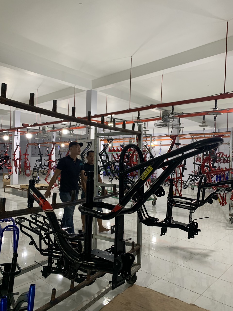 Dán decal (Tem) để trang trí cho bề mặt của khung sườn