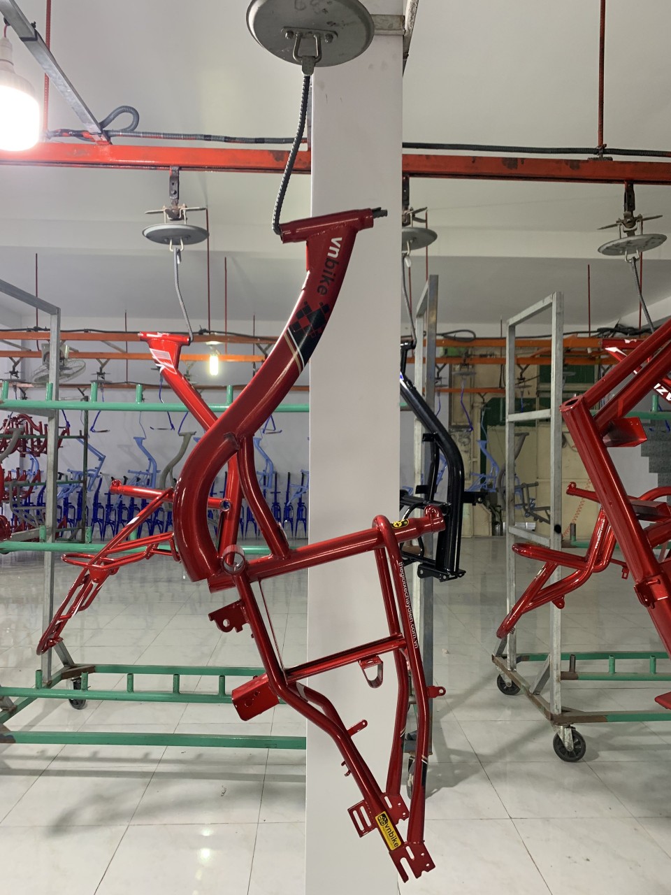 Sơn phủ bóng giúp cho xe đạp điện được đẹp hơn, bền màu hơn