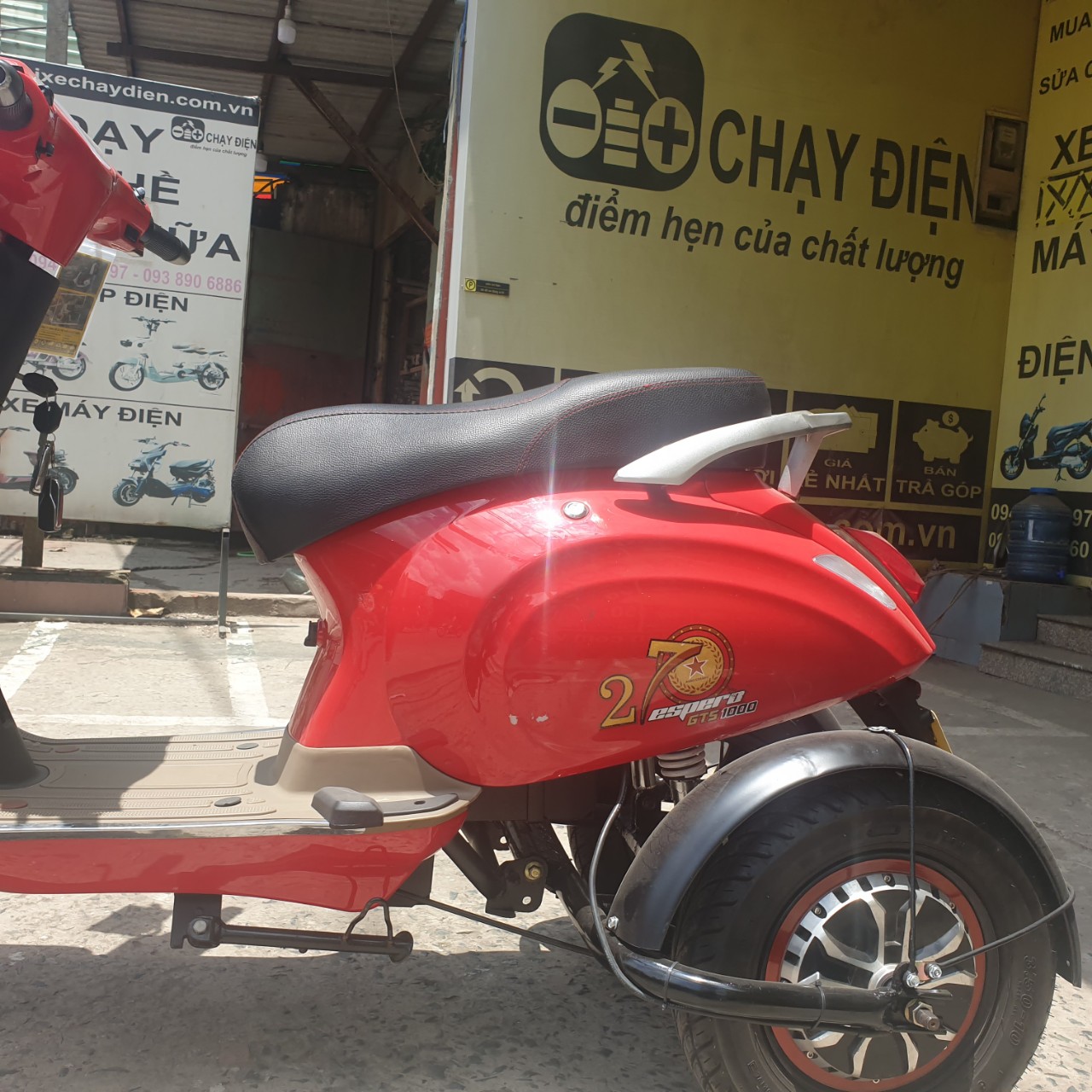Xe 3 bánh tự chế cho người khuyết tật 2 chỗ ngồi