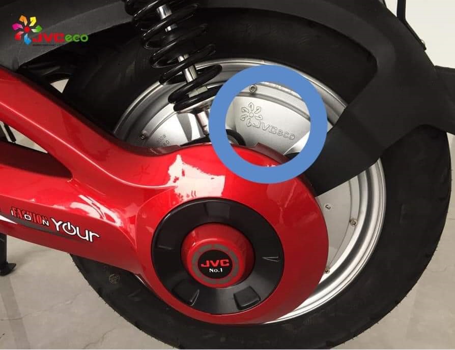 Trên thân sạc của xe có khắc chữ nổi JVCeco