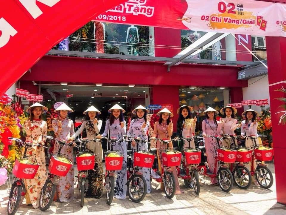 Áo dài Thái Tuấn sử dụng xe đạp điện để chạy Roadshow